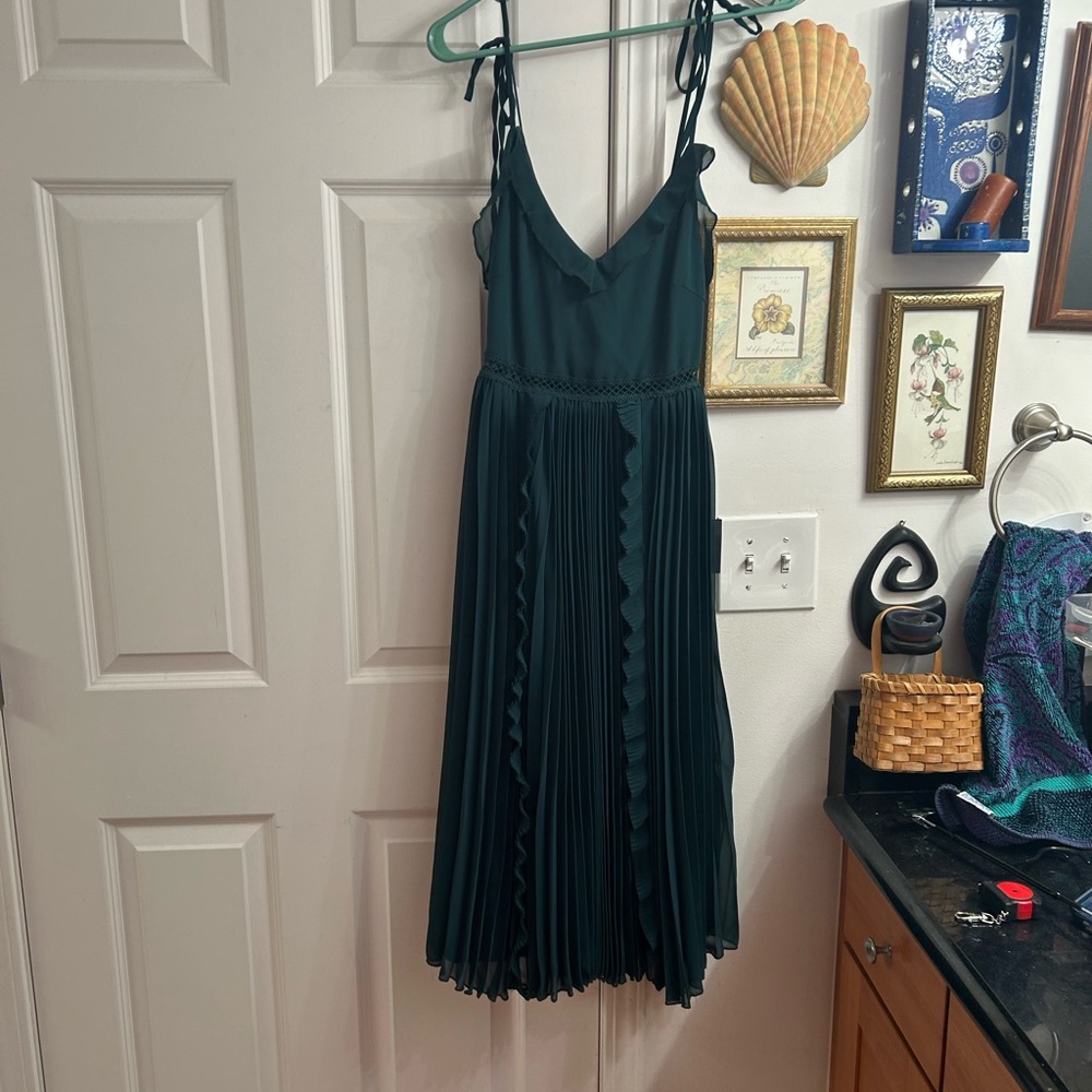 Lulus NWT emerald green pleated dress